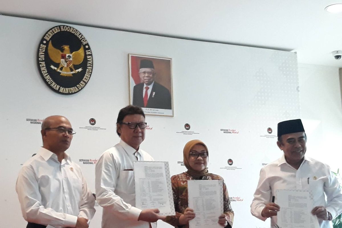 Penandatanganan SKB 3 Menteri antara Menpan RB, Menag, Menaker, disaksikan Menko PMK di kantor Kemenko PMK, Jakarta Pusat, Senin (9/3/2020).
