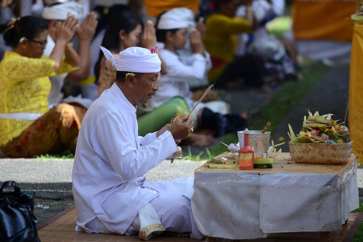Sejumlah umat Hindu melaksanakan upacara dalam perayaan Hari Galungan di Pura Jagatnatha, Denpasar, Bali, Rabu (1/11/2017). Perayaan Galungan digelar untuk memperingati kemenangan Dharma (kebaikan) melawan Adharma (kejahatan) bagi umat Hindu, sekaligus rasa syukur kepada Ida Sang Hyang Widi Wasa atas ciptaan alam semesta beserta isinya.