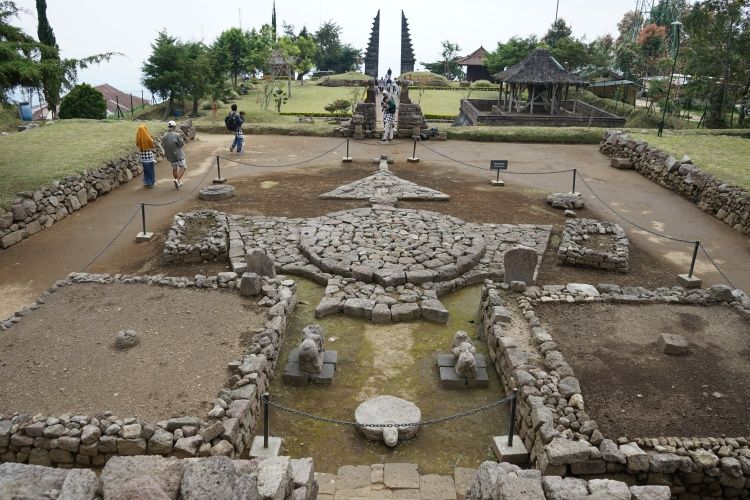 Susunan batu berbentuk burung garuda yang ada di teras kedua Candi Cetho