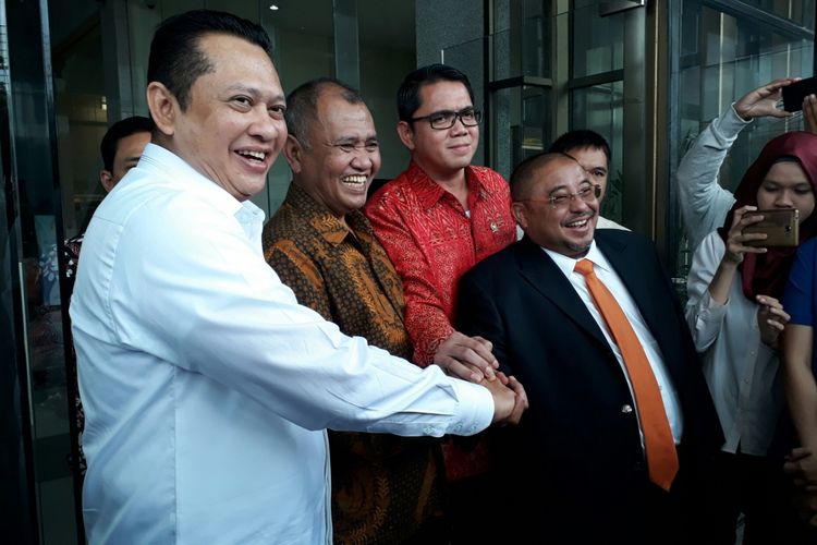 Ketua DPR Bambang Soesatyo (baju putih kiri foto), Ketua KPK Agus Rahardjo (batik cokelat), Anggota Komisi III DPR RI Arteria Dahlan (baju batik merah), dan Politisi Partai Keadilan Sejahtera (PKS) Abu Bakar Al Habsyi usai kegiatan acara KPK Mendengar di gedung KPK, Kuningan, Jakarta, Senin (12/3/2018).