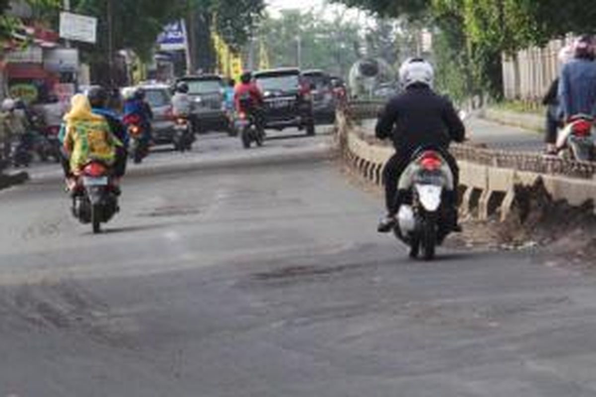 Sejumlah lubang jalan yang mulai banyak di Jl Panjang, Kebon Jeruk, Jakarta Barat.