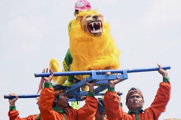 Personel kelompok seni sisingaan menampilkan karya dalam Festival Bauran di Sukamelang, Kecamatan Subang, Kabupaten Subang, Jawa Barat, Sabtu (28/11/2015). Sisingaan menjadi salah satu kesenian tradisi yang sanggup bertahan menyebarkan harapan dan syukur masyarakat Jawa Barat.