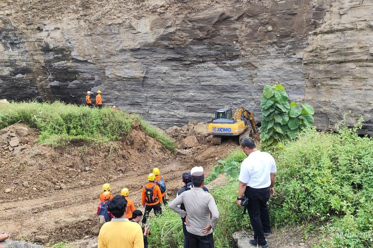 satu unit alat berat dikerahkan untuk mencari dua orang yang masih tertimbun di lokasi longsor Blok Cibogo Kelurahan Argasunya Kecamatan Harjamukti Kota Cirebon pada Rabu (18/6/2025) siang.
