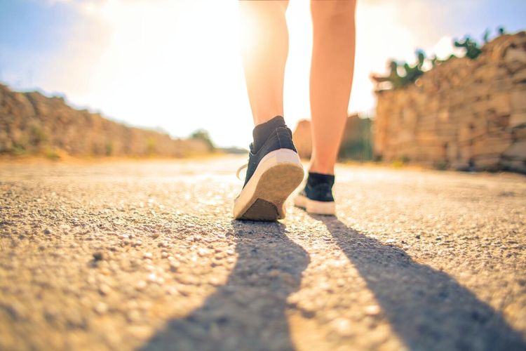 Berjalan kaki menjadi salah satu latihan yang bagus untuk menghilangkan kelebihan lemak di sekitar perut.