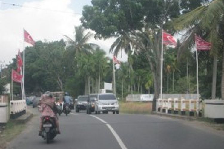 Bendera Aceh terlihat semarak di lintasan Jalan Negara Banda Aceh-Medan, memasuki kawasan Aceh Utara, Provinsi Aceh. (DESI)