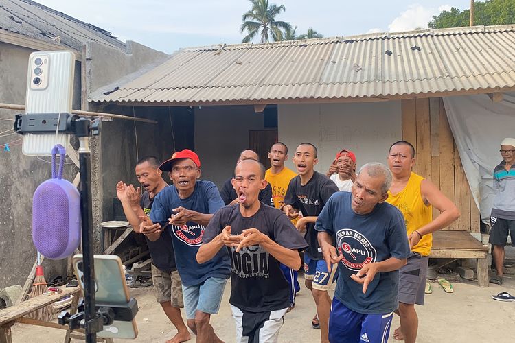 Potret Gunawan alias Sadbor bersama rekan-rekannya kala melakukan joget ayam patuk di aplikasi Tiktok, Kamis (24/10/2024). Gunawan mengajak warga Kampung Margasari, Desa Bojongkembar, Kecamatan Cikembar, Kabupaten Sukabumi, Jawa Barat, berjoget untuk mendapatkan gift atau saweran.