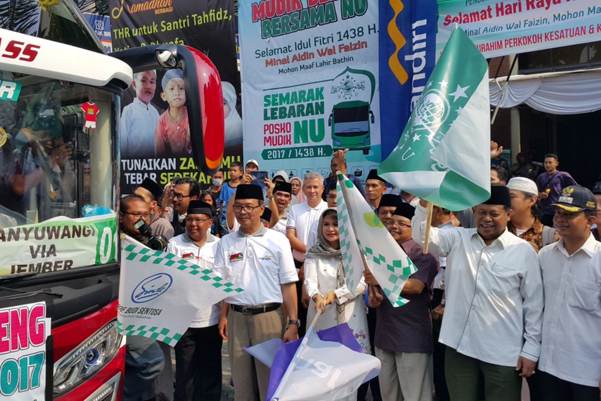 Pengurus Besar Nahdlatul Ulama (PBNU) memberangkatkan 2.300 pemudik secara gratis ke 33 kota tujuan di Jawa, Madura, dan Lampung pada Minggu (18/6/2017). 
