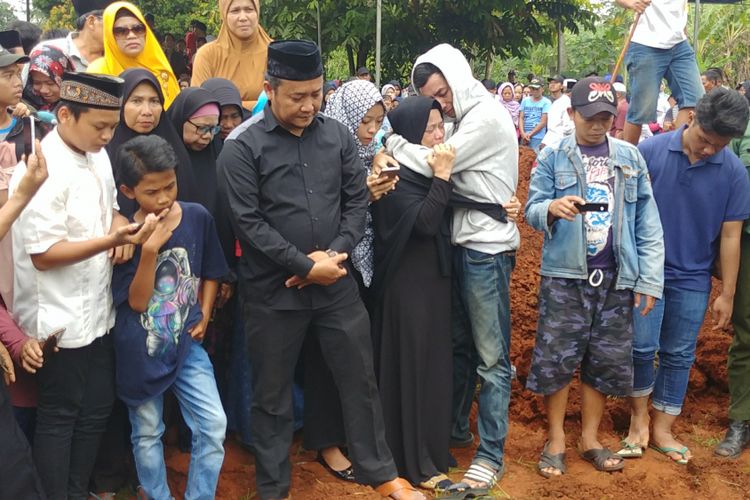 Keluarga tak bisa menahan Isak tangis mengiringi kepergian Budiyanuati atau Yanu (58) yang menjadi korban tewas dalam kecelaan bus di Tanjakan Emen, Subang pada Sabtu (10/2/2018).