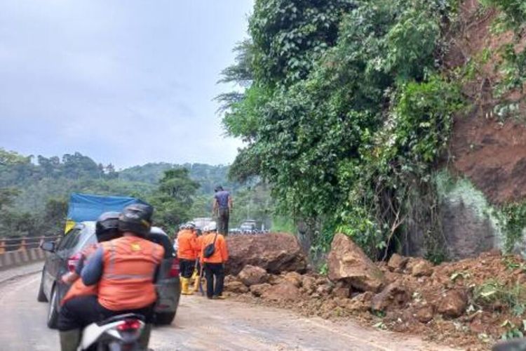 Batuan cadas dari tebing Cadas Pangeran, Sumedang longsor menimbun jalan nasional penghubung Bandung-Cirebon, Rabu (12/1/2022) sore.