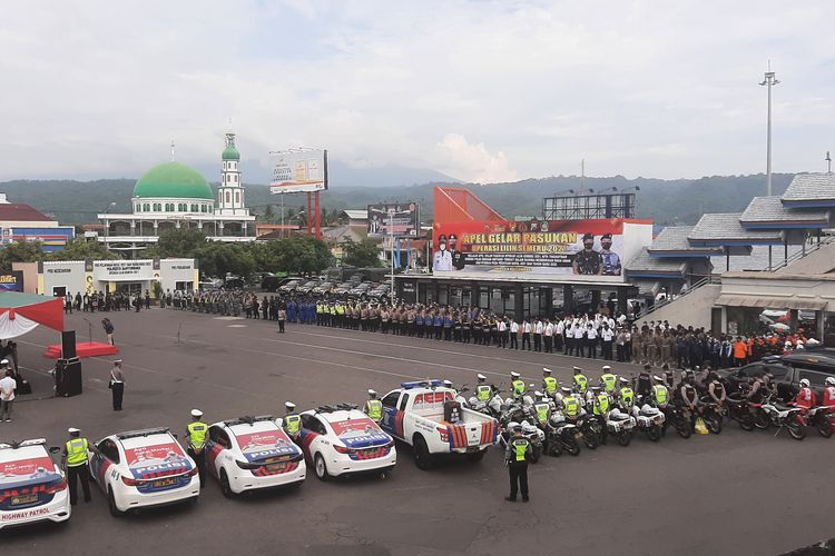 Gelar pasukan Operasi Lilin Semeru jelang perayaan Natal dan tahun baru, di halaman parkir Pelabuhan ASDP Ketapang, Kamis (23/12/2021).