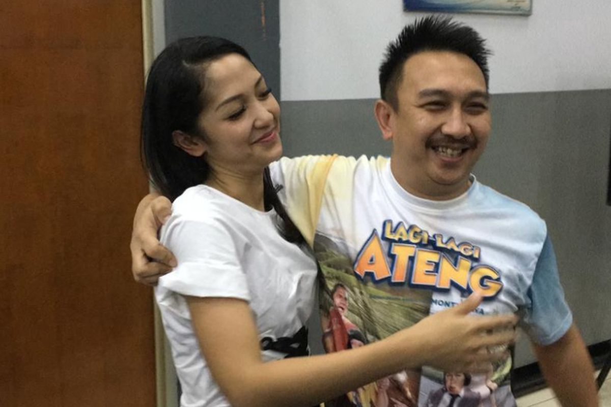 Augie Fantinus bersama istrinya, Adriana Bustami, dalam media gathering film Lagi-lagi Ateng di Rutan Salemba, Jakarta Pusat, Selasa (8/1/2019). 