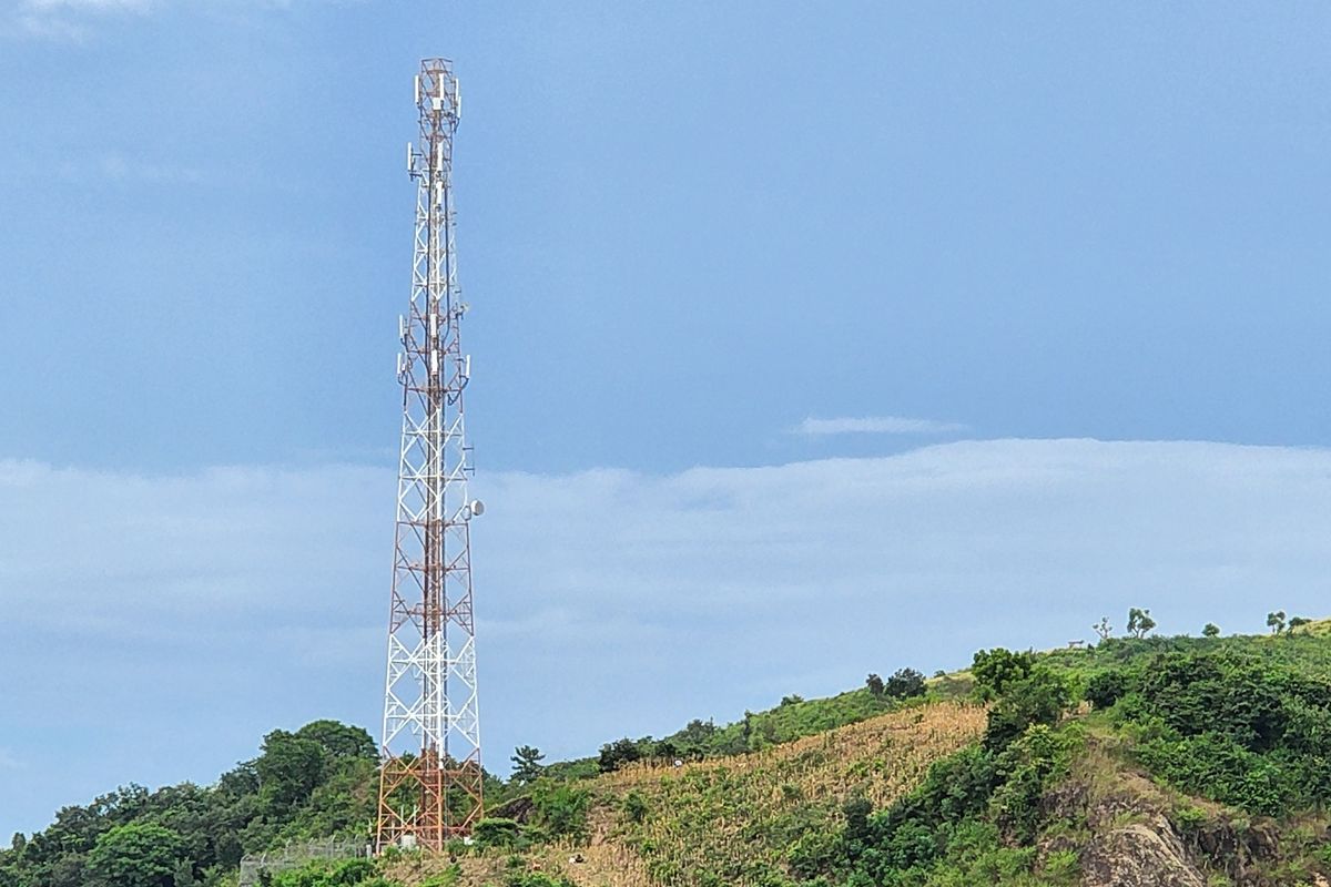 Salah satu menara BTS Telkomsel di area Sirkuit Internasional Mandalika, Lombok, Nusa Tenggara Barat (NTB).