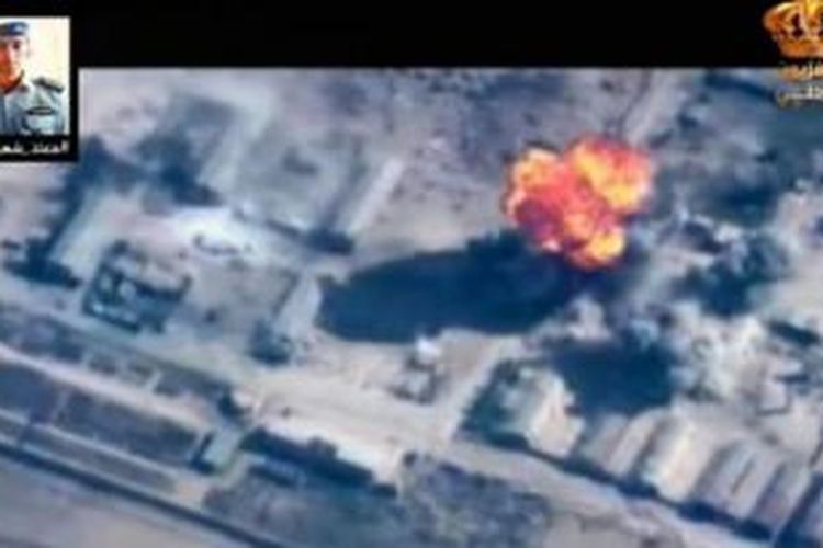 Sebuah video yang menampilkan serangan udara AU Jordania terhadap sejumlah posisi ISIS ditayangkan televisi nasional negeri itu. Sementara di pojok kiri dipasang foto almarhum Letnan Moaz al-Kassasbeh yang dibunuh ISIS.