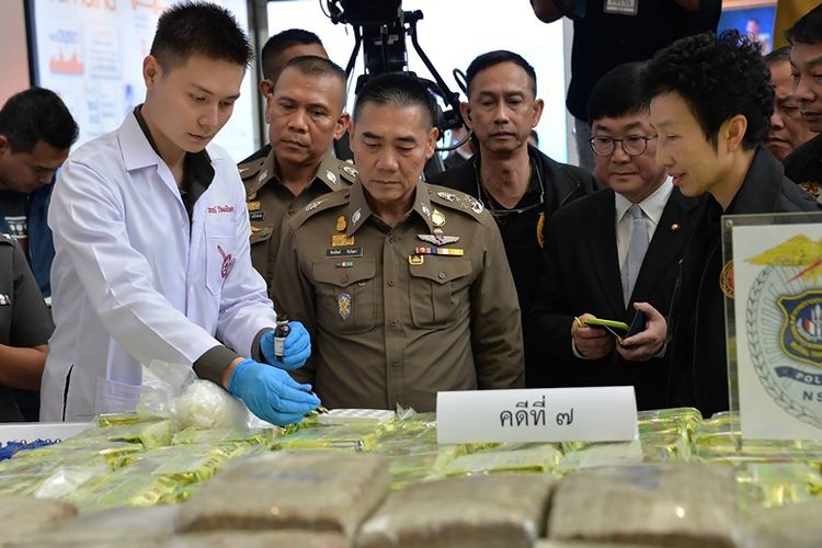 Foto yang dirilis Kepolisian Kerajaan Thailand pada 3 April 2018 menunjukkan saat dilakukan uji sampel kristal narkoba metampetamin dengan disaksikan Kepala Polisi Nasional Jenderal Chaktip Chaijinda. Pemerintah Thailand telah menyita sejumlah besar narkoba tersebut di perbatasan dengan Laos.