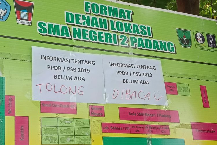 Papan pengumuman di SMA 2 Padang yang menginformasikan PPDB belum ada pengumumannya pada Selasa (18/6/2019). 