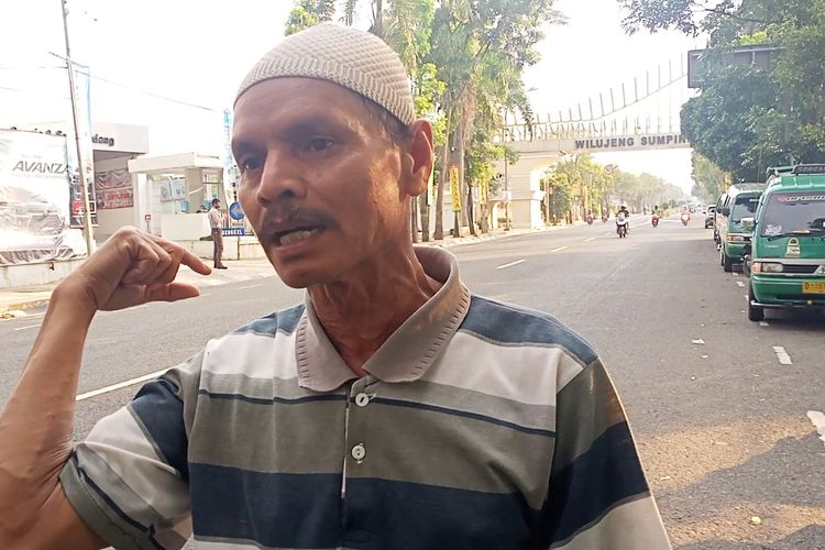 Sobirin (53) hanya bisa menyaksikan Trans Metro Pasundan (TMP) melaju dengan perlahan sambil menyapu bersih penumpang yang biasa duduk berdempetan di kursi angkotnya. 