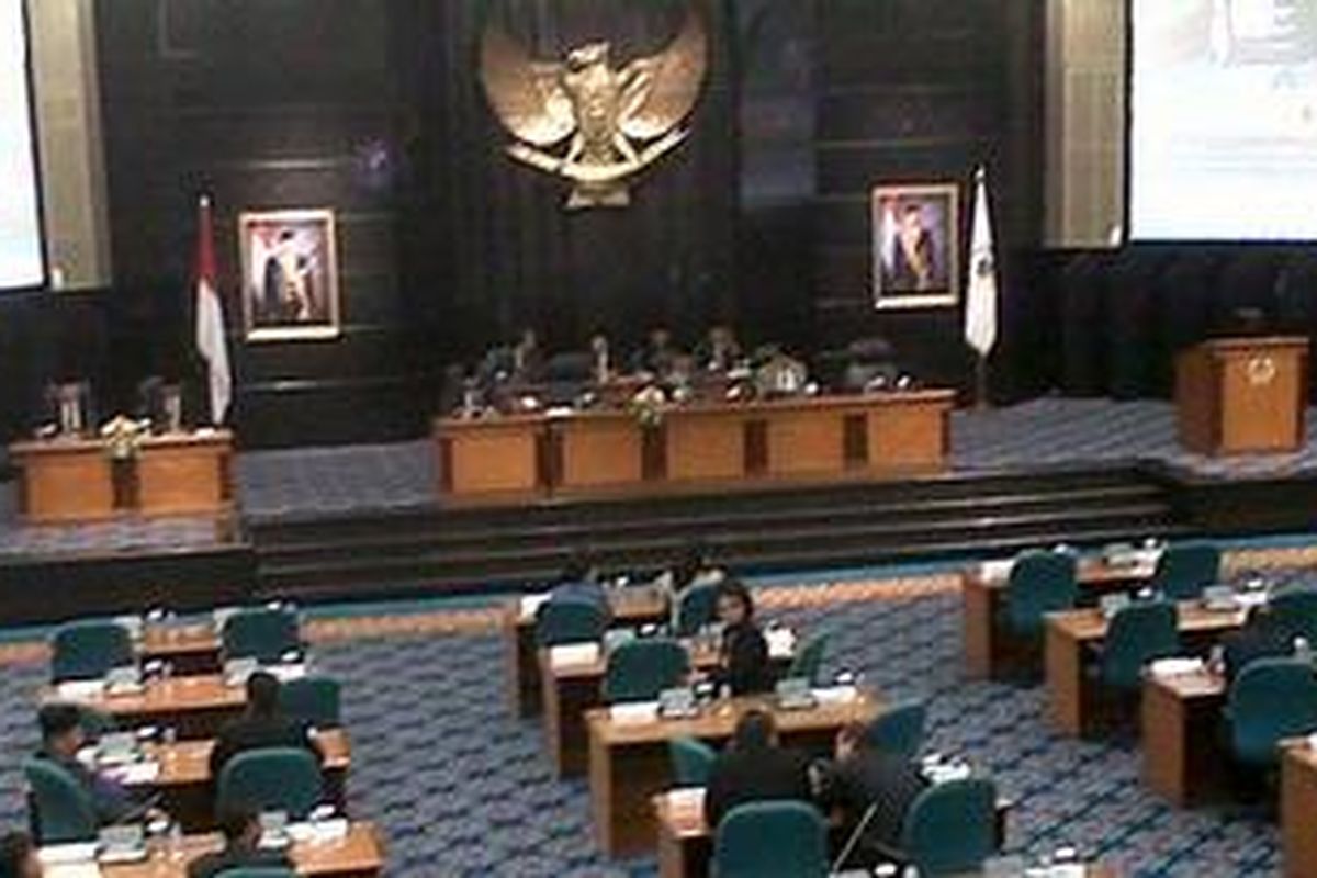 Gubernur DKI Jakarta Joko Widodo dan Wakil Gubernur DKI Basuki Tjahaja Purnama, Kamis (20/12/2012), mengikuti sidang paripurna pertamanya. Jokowi bertugas untuk menyampaikan RAPBD DKI 2013. Ternyata dari paripurna pertamanya banyak anggota DPRD DKI yang absen hadir.