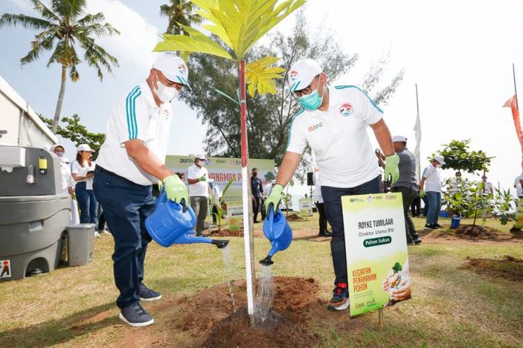 Direktur Utama BNI Royke Tumilaar dan Kepala PPATK Ivan Yustiavandana pada program penanaman 2.000 bibit pohon secara simbolis dalam rangka memperingati gerakan APU-PPT di Pantai Anyer, Banten, Selasa (21/6/2022) 