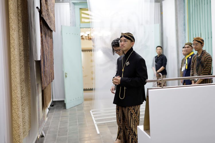 Kanjeng Gusti Pangeran Adipati Arya Mangkoenagoro X menyaksikan pameran batik