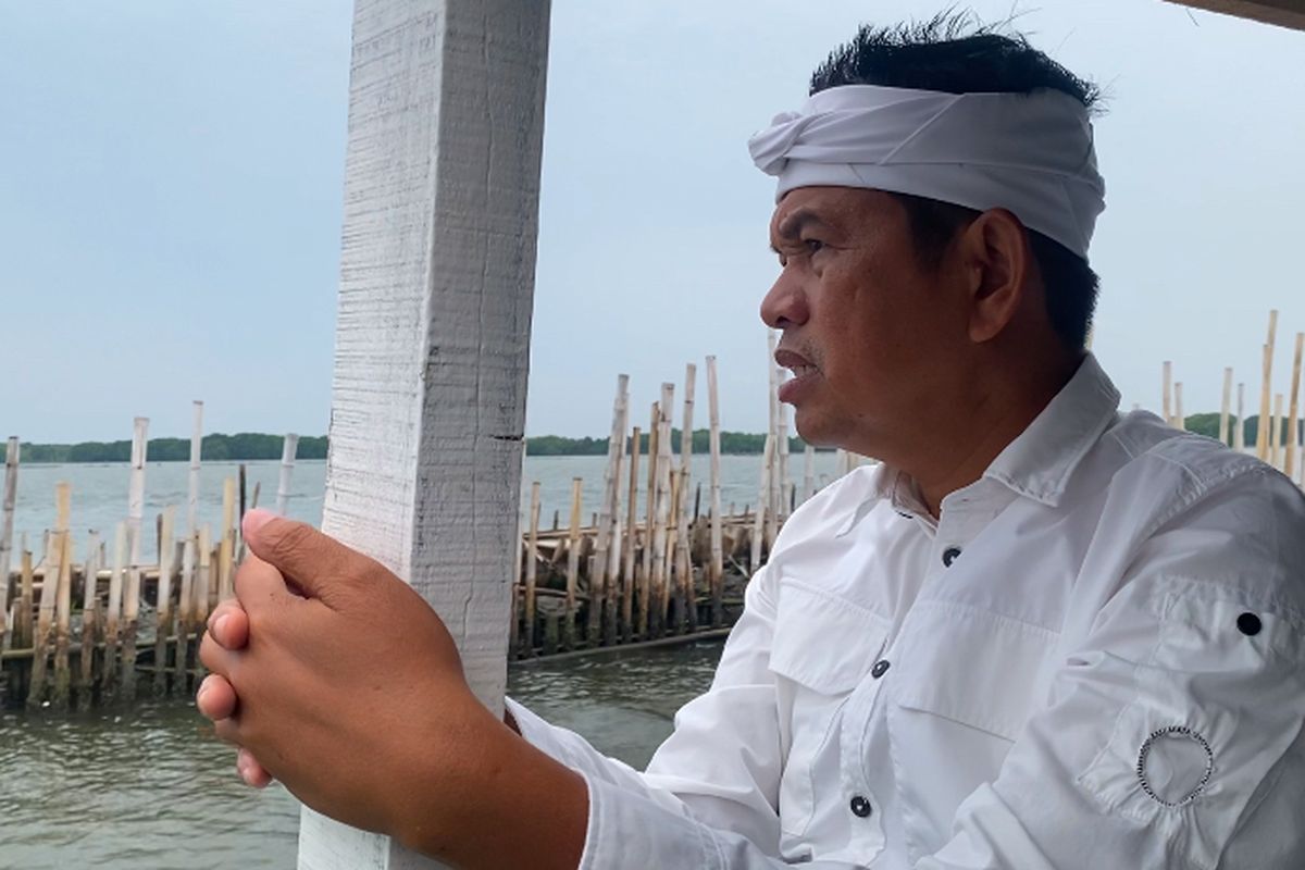 Gubernur Jawa Barat terpilih, Dedi Mulyadi, saat mendatangi pagar laut di perairan Kampung Paljaya, Jumat (24/1/2024).