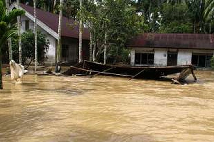 Ratusan rumah warga Desa Pulo Tinggi, Kecamatan Pasie Raya, Aceh Jaya, terendam banjir setinggi dua meter, Rabu (16/11/2016).