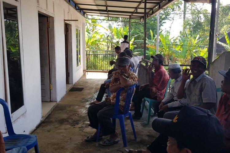 Puluhan warga mendatangi kantor Desa Sumbertangkil, Kecamatan Ampelgading, Kabupaten Malang, Senin (20/3/2023) untuk menyampaikan protes terkait dana stimulan korban gempa bumi Malang 2021 lalu.