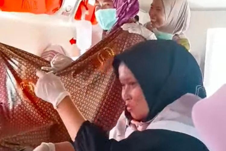 Tangkapan layar video viral ibu melahirkan bayi di dalam speedboat di Kecamatan Kuala Kampar, Kabupaten Pelalawan, Riau, Senin (27/11/2023).