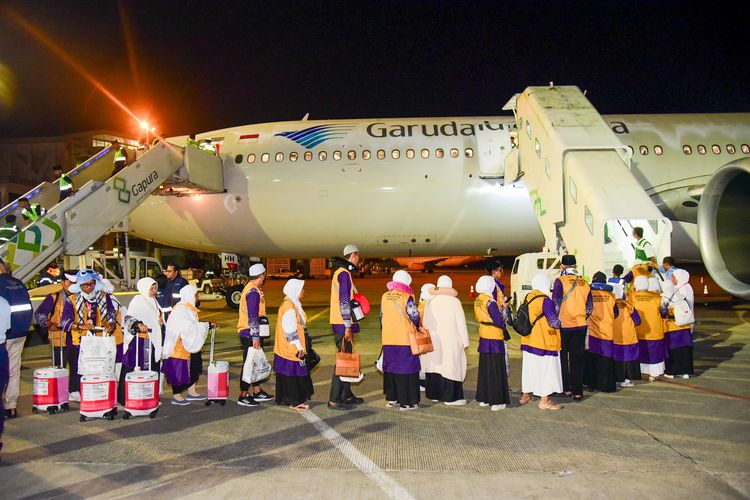 Tangis Haru Iringi Keberangkatan Kloter 1 Calon Jemaah Haji Balikpapan