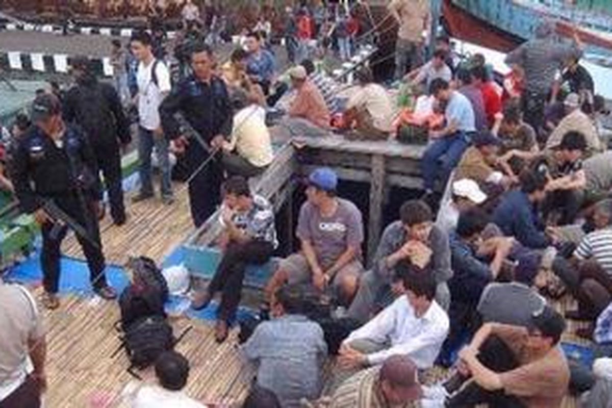 Ilustrasi: Sebanyak 75 orang imigran gelap asal Afganistan dan Iran diamankan anggota Ditpolair Polda Jatim, Minggu (2/5/2010), saat berada satu mil dari perairan Situbondo. Mereka akan menuju ke Australia.