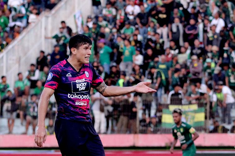 Pemain asing RANS Nusantara FC Victor Sallinas Riberio saat pertandingan pekan ke-10 Liga 1 2022-2023 melawan Persebaya Surabaya yang berakhir dengan skor 1-2 di Stadion Gelora Delta Sidoarjo, Kamis (15/9/2022) sore.