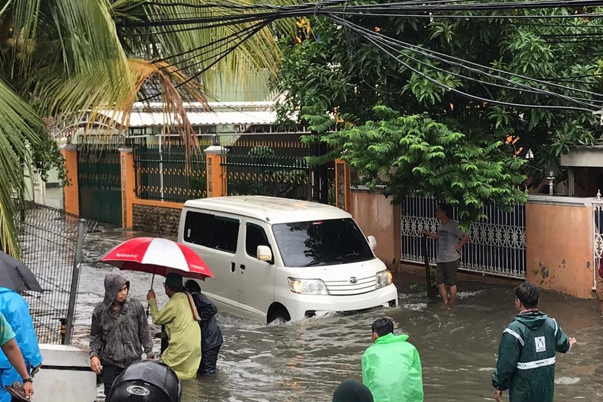 Ilustrasi mobil melewati banjir