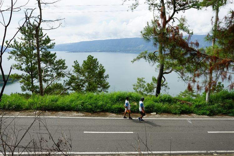 Togu Simorangkir  bersama Biston Manihuruk melakukan aksi jalan kaki sejauh 305,65 kilometer mengelilingi danau Toba, Sumatera Utara untuk penggalangan dana rumah belajar (Supo).