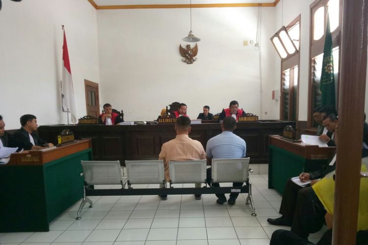 ‎Sopir ambulans Lapas Sukamiskin, Ficky, hadir menjadi saksi dalam persidangan kasus suap fasilitas mewah di Lapas Sukamiskin dengan terdakwa Wahid Husein, Andri Rahmat, Hendri Saputra, dan Fahmi Darwansyah, yang berlangsung di Pengadilan Tipikor pada Pengadilan Negeri Bandung, di Kota Bandung, Jawa Barat, Rabu (2/1/2019). 