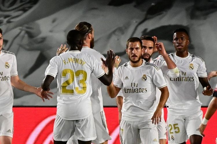 Vinicius Junior (kanan) melakukan selebrasi gol bersama rekan satu timnya pada laga Real Madrid vs Mallorca di Stadion Alfredo Di Stefano dalam lanjutan pekan ke-31 LaLiga, kasta teratas Liga Spanyol, Rabu (24 Juni 2020).