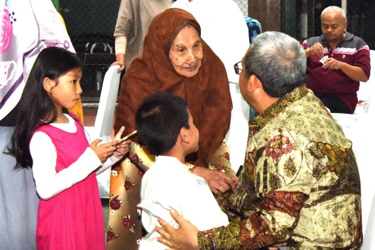 Gubernur Jawa Barat Ahmad Heryawan bersilaturahmi dengan para tetangganya. Ia berpamitan karena jabatannya sebagai gubernur Jabar telah habis.