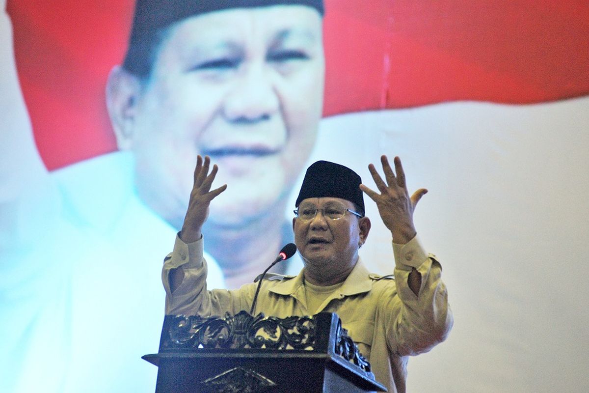 Calon Presiden nomor urut 02 Prabowo Subianto menyampaikan pidato politik di hadapan pendukungnya di Jambi, Kamis (14/3/2019). Dalam kunjungan bertajuk Prabowo Menyapa Masyarakat Provinsi Jambi yang dihadiri ribuan pendukung tersebut, Prabowo menyoroti sejumlah persoalan diantaranya soal tarif listrik, sembako dan harga jual hasil perkebunan. ANTARA FOTO/Wahdi Septiawan/ama.