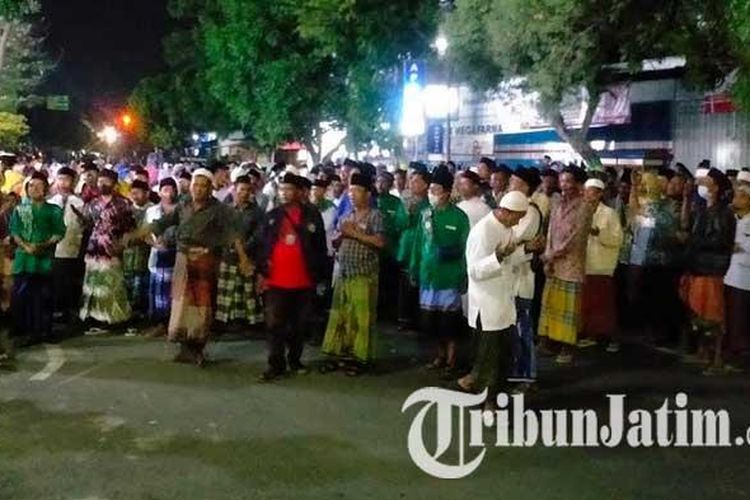 Jemaah Habib Yusuf Alkaf mendatangi Mapolres Pamekasan dan meminta Habib Yusuf Alkaf dibebaskan, Senin (31/1/2022) malam. Habib Yusuf Alkaf ditangkap polisi karena terkait kasus dugaan pencabulan anak di bawah umur. 