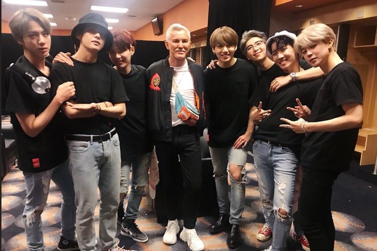 Sutaradara kawakam Hollywood, Baz Luhrmann, berfoto bersama boyband asal Korea Selatan, BTS.