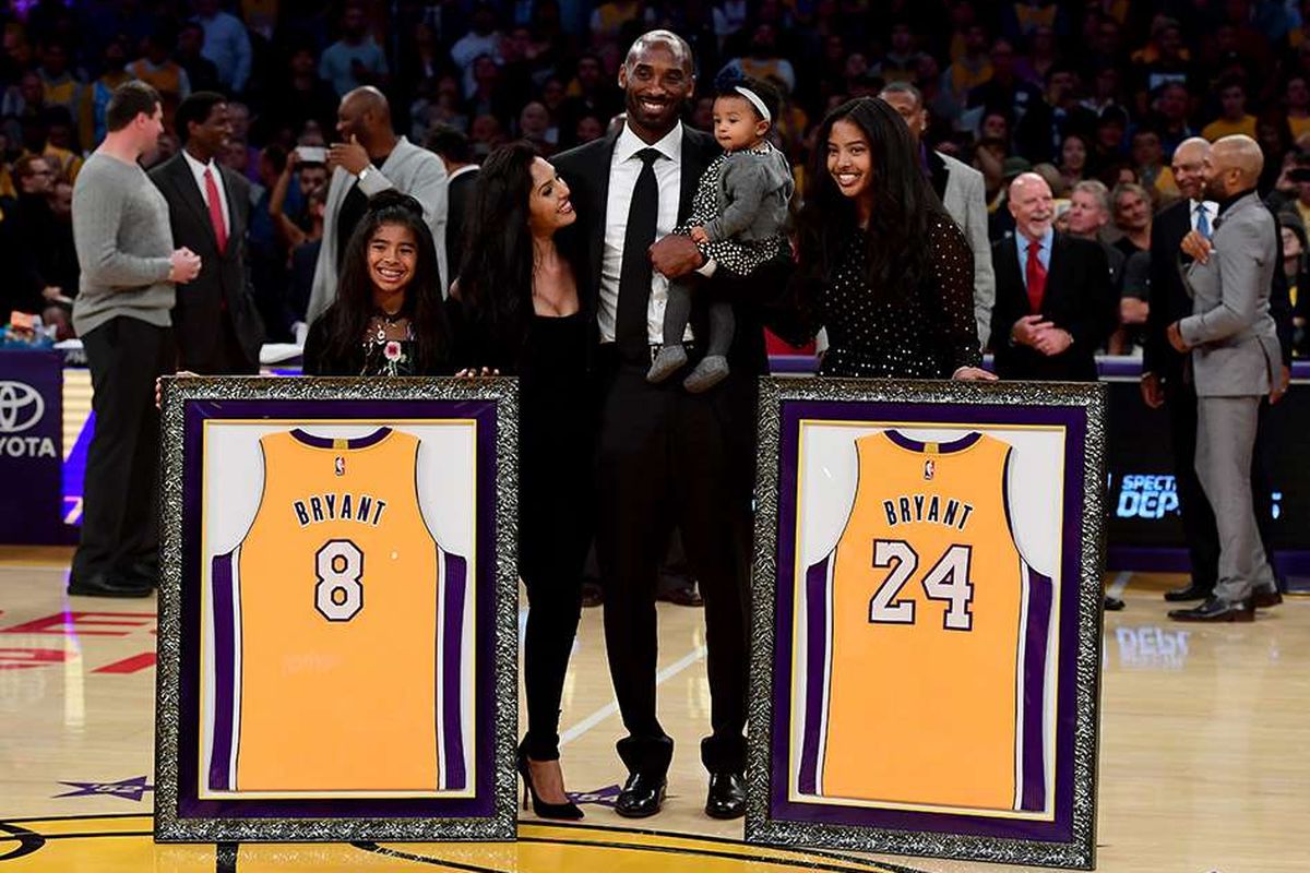 Foto diambil pada 18 Desember 2017, memperlihatkan Kobe Bryant berpose bersama keluarga dan kedua jersey Lakersnya yang akan digantung sebagai bentuk penghormatan dirinya setelah pensiun, di Staples Center, Los Angeles, AS. Legenda NBA Kobe Bryant dan 8 orang lainnya, termasuk putri Kobe, Gianna Maria Onore atau akrab disapa Gigi diberitakan tewas dalam sebuah kecelakaan helikopter di California, AS, Minggu (26/1/2020).