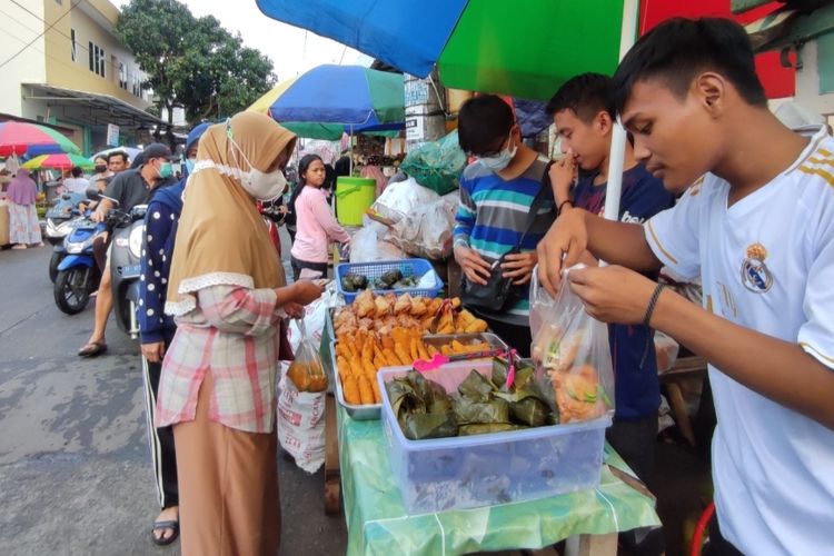 Suasana bazar takjil di Jalan Garuda, tapatnya di depan Masjid Agung Sarua Permai, Benda Baru, Tangerang Selatan, pada Minggu (17/4/2022) sore.