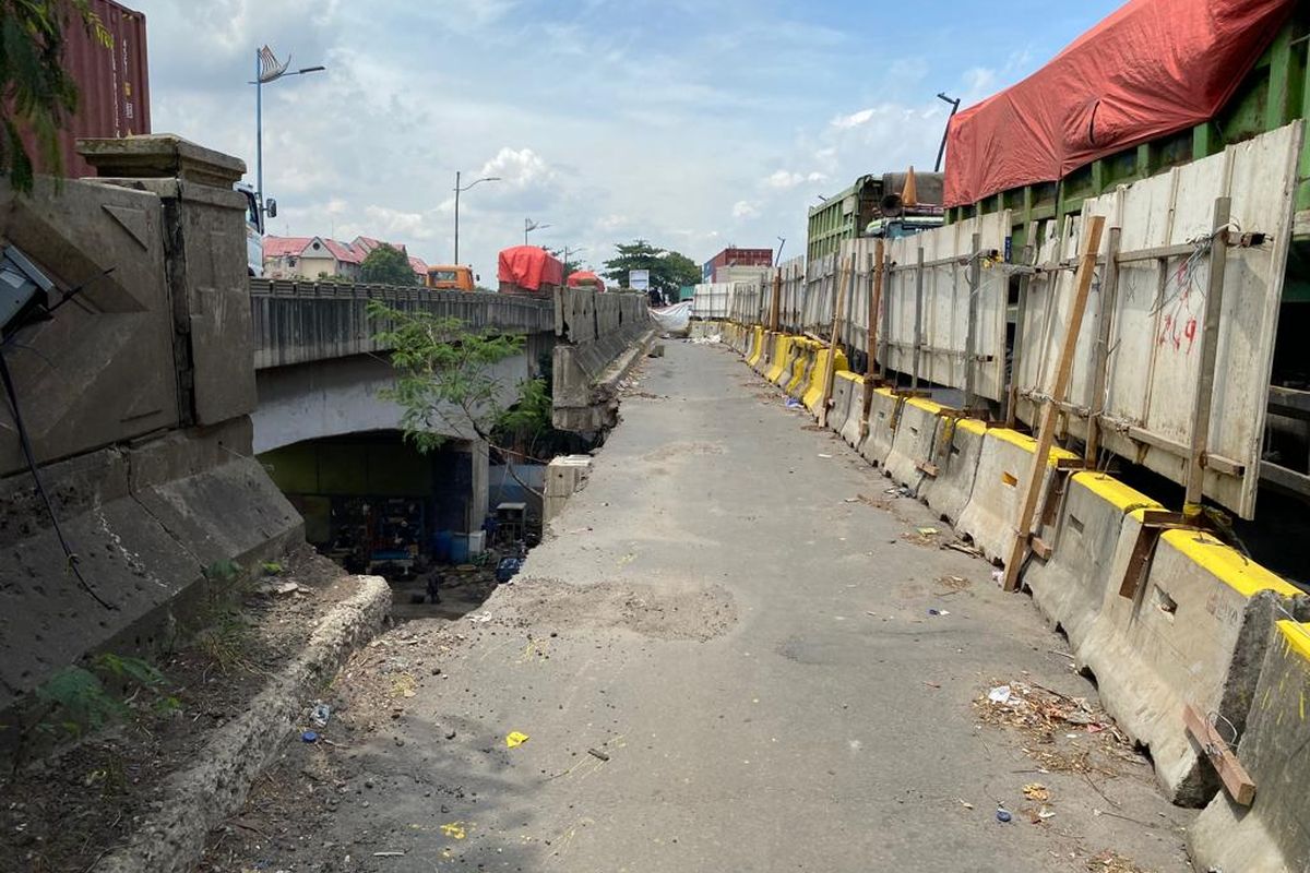 Jembatan Cilincing Marunda yang patah masih belum juga dibenahi pada Selasa (24/1/2023). Akibatnya, kemacetan sering kali terjadi di ruas jalan ini. 