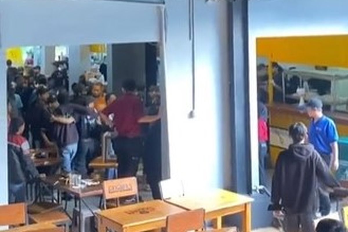 Tangkapan layar dari video yang memperlihat kericuhan di Mie Gacoan Surabaya, Jawa Timur. Kericuhan terjadi pada Minggu (7/5/2023)