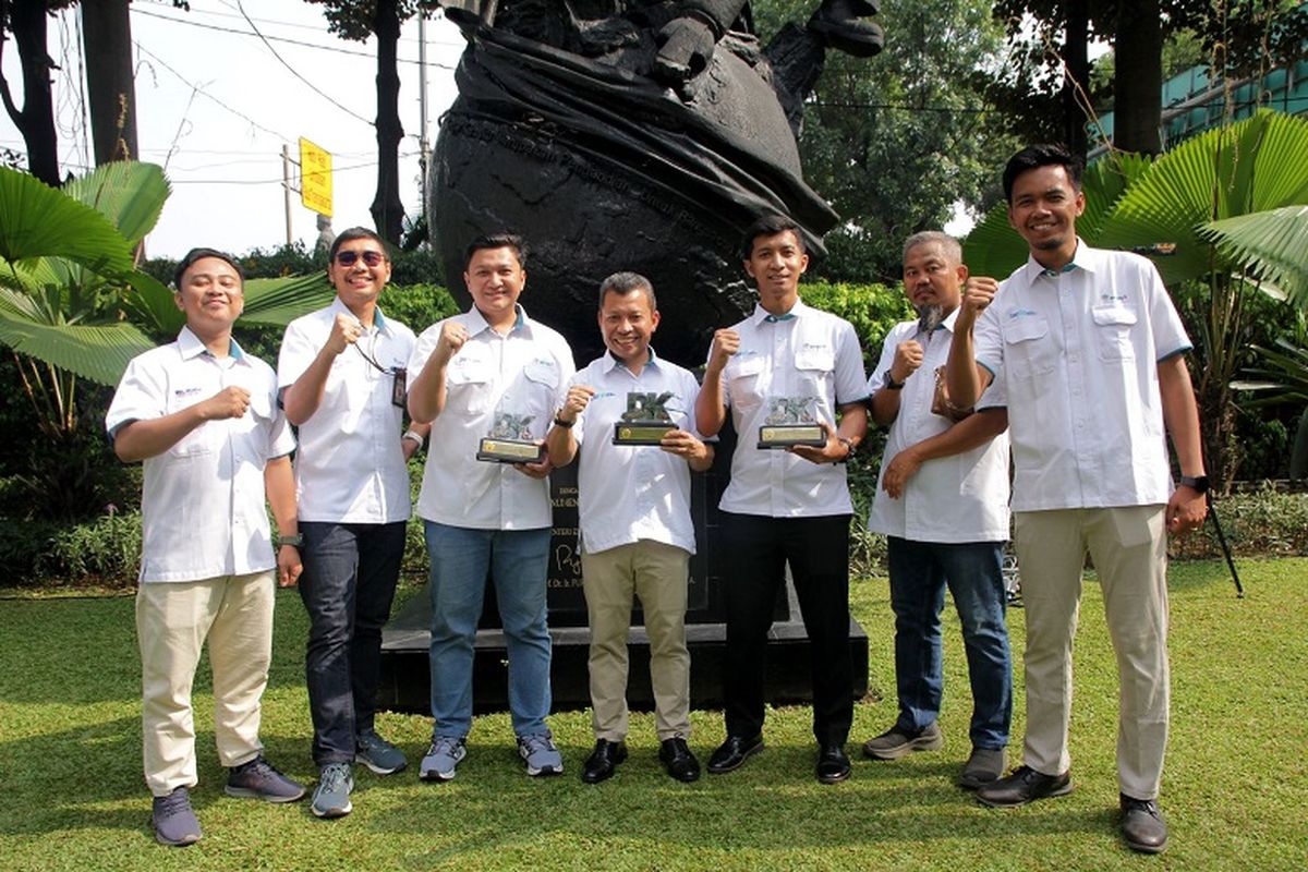 Perwakilan Antam menerima penghargaan Dharma Karya Energi dan Sumber Daya Mineral (ESDM) 2023.
