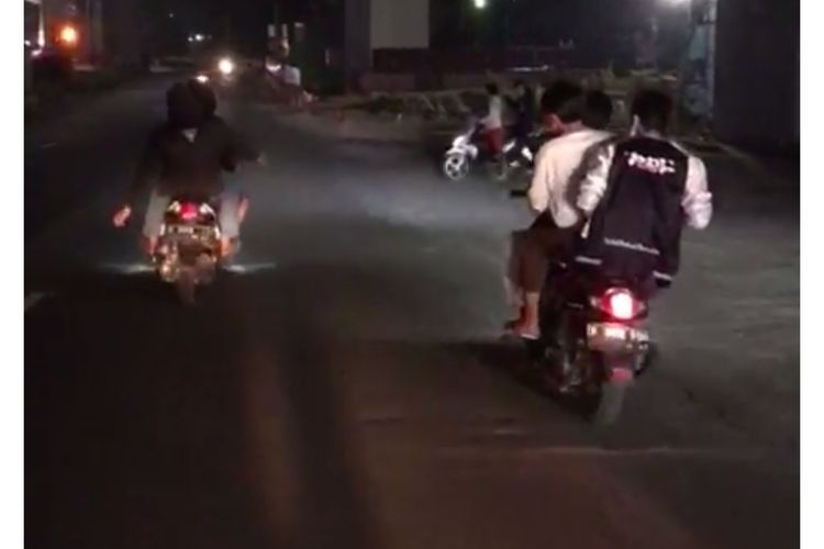 Sekumpulan anak muda naik motor ngebut dan menakuti warga dengan celuritnya di kawasan Jatisampurna,  Bekasi, Jumat (25/9/2020).