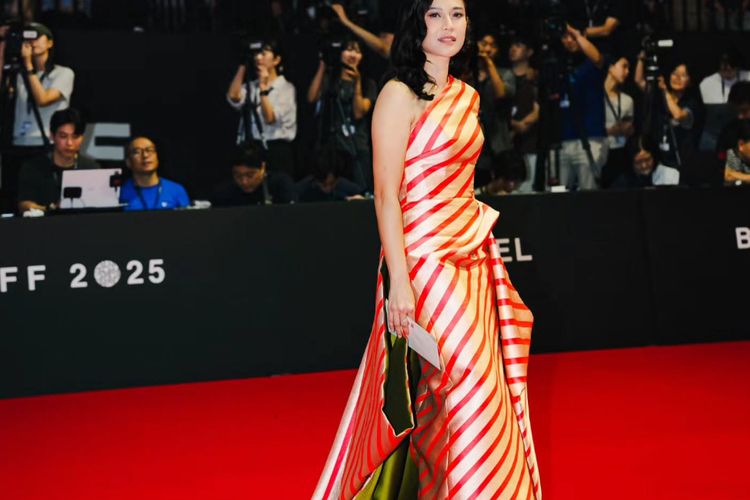 Dian Sastrowardoyo tampil memesona di BIFF 2025. Gaun stripes rancangan Sebastian Gunawan hingga reuni dengan Nicholas Saputra jadi sorotan.