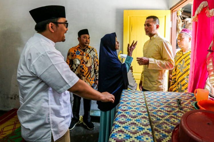 Ketua DPD Partai Golkar Sumatera Utara Musa Rajekshah meresmikan renovasi delapan rumah tidak layak huni di Desa Gambuslaut, Kecamatan Limapuluhpesisir, Kabupaten Batubara, Sumut, pada 30 Juli 2022. 