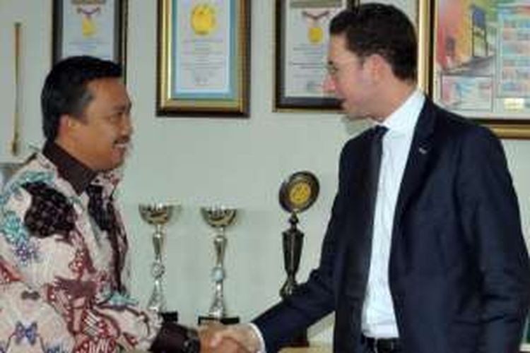 Menpora Imam Nahrawi dan Managing Director Team Manor, Abdulla Boulsien