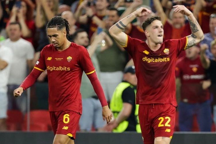 Nicolo Zaniolo (kanan) melakukan selebrasi usai mencetak gol dalam laga AS Roma vs Feyenoord pada final UEFA Conference League 2022 yang digelar di Stadion Arena Kombetare Tirana, Albania, pada Kamis (26/5/2022) dini hari WIB.