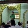 Shalat di Masjid Gedhe Kauman, Anies Dapat Hadiah Kopiah Aceh