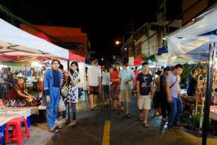 Sabtu malam, warga dan wisatawan di Chiang Mai berbondong-bondong menyambangi Wui Lai Street untuk berburu kuliner dan suvenir.